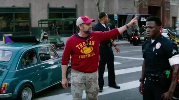 Nike Cardinal USC Trojans Football Pullover Sweatshirt porté par le capitaine Monroe (Garret Dillahunt) vu dans Ambulance