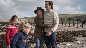 Manteau porté par Sophie Whitehouse (Sienna Miller) comme on le voit dans les tenues de la série télévisée Anatomie d’un scandale (saison 1)