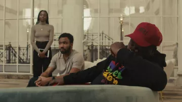 Gorra Amiri Trucker en rojo usada por Alfred 'Paper Boi' Miles (Brian Tyree Henry) como se ve en la serie de televisión atlanta (S03E06)