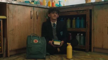 Mochila Fjallraven en Frost Green usada por Charlie Spring (Joe Locke) como se ve en el vestuario del programa de televisión Heartstopper (Temporada 1 Episodio 1)