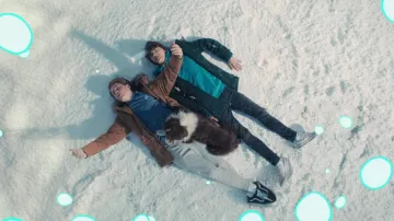 Converse Hi Top Sneakers portée par Charlie Spring (Joe Locke) comme on le voit dans les tenues de la série télévisée Heartstopper (saison 1 épisode 2)