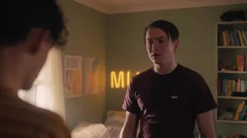 T-shirt Vans en bordeaux porté par Nick Nelson (Kit Connor) tel que vu dans les tenues de la série télévisée Heartstopper (Saison 1 Episode 4)
