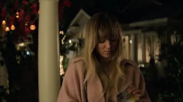 Rachel Comey Husk Chevron Wool-Blend Coat en rose porté par Cassie Bowden (Kaley Cuoco) comme vu dans The Flight Attendant (Saison 2 Episode 1)