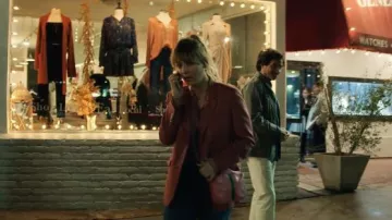 Clare V. Lollipop Midi Sac Leather Crossbody Bag worn by Cassie Bowden (Kaley Cuoco) as seen in The Flight Attendant (S02E02)