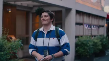 Ralph Lauren Polo a rayas usado por Dave (Brady Moore) como se ve en la serie de televisión Tokyo Vice (S01E07)