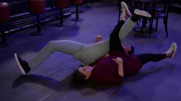 Vans X Tiger Patchwork Hi Top Sneakers porté par Kat (Mayim Bialik) comme on le voit dans la garde-robe de la série télévisée Call Me Kat (saison 2 épisode 16)