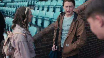 Veste marron Carhartt en sweat à capuche portée par Nick Nelson (Kit Connor) telle que vue dans les tenues de la série télévisée Heartstopper (saison 1 épisode 4)
