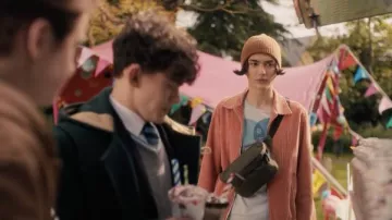 Veste Harrington en velours côtelé portée par Tao Xu (William Gao) dans les tenues de la série télévisée Heartstopper (saison 1 épisode 6)