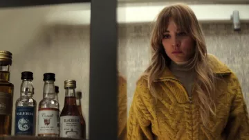 Suéter de punto Ganni Cable en amarillo usado por Cassie Bowden (Kaley Cuoco) como se ve en The Flight Attendant (S02E03)