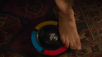 Simon, the 4-color electronic memory game (Khalil Ben Gharbia) in the series The 7 Lives of Lea (S01E01)