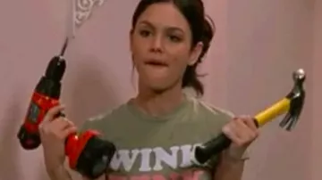 T-shirt Wink Wink porté par Summer Roberts (Rachel Bilson) dans les tenues de la série télévisée The O.C. (saison 1 épisode 24)