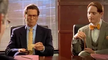 Cravate à motifs jaunes portée par Patrick Bateman (Christian Bale) vue dans American Psycho