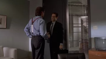 Le pantalon de costume rayé porté par Patrick Bateman (Christian Bale) dans le film American Psycho