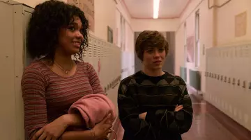 Le pull à imprimé géométrique de Sydney (Sophia Lillis) dans la série I Am Not Okay with This (S01E05)
