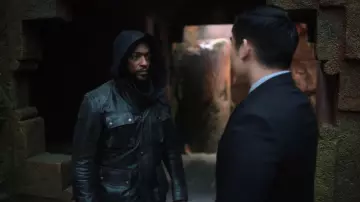 La chaqueta de cuero usada por (Anthony Mackie) en la serie Altered Carbon (Temporada 2 Episodio 4)