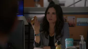 Fitbit Activity Tracker utilisé par Jessica Knight (Katrina Law) comme on le voit dans la garde-robe de la série télévisée NCIS (saison 19 épisode 19)