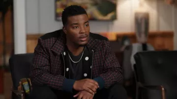 Paul Smith Plaid Full Zip Jacket usado por Spencer James (Daniel Ezra) como se ve en los atuendos de la serie de televisión All American (S04E17)