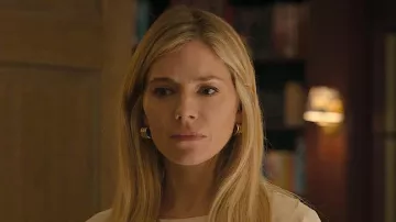 Les boucles d’oreilles de Sophie Whitehouse (Sienna Miller) dans la série Anatomie d'un scandale (Saison 1 Épisode 1)