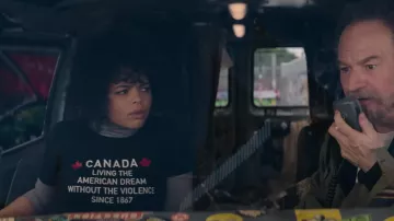 Le Canada vit le rêve américain sans la violence depuis 1867 de Reilly Clayton (Lydia West) dans The Pentaverate (S01E01)