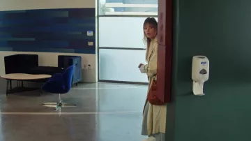 Clare V Moyan Bag worn by Cassie Bowden (Kaley Cuoco) as seen in The Flight Attendant TV show outfits (S02E05)