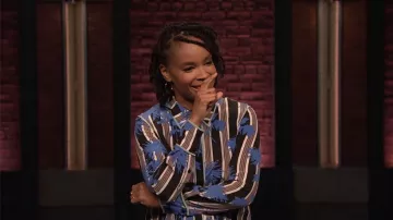 Diane von Furstenberg Camisa floral azul a rayas usada por Amber Ruffin en Late Night with Seth Meyers