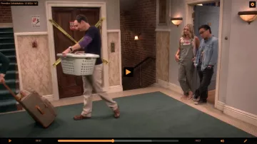 La salopette portée par Penny (Kaley Cuoco) dans la série The Big Bang Theory Saison 4 Épisode 10