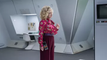 Chemise chemisier imprimée Hawes et Curtis portée par Patty Davis (Debi Mazar) telle que vue dans la garde-robe de la série télévisée The Pentaverate (saison 1)