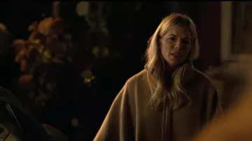 Stella McCartney Casquette à col roulé en feutre de laine Brindabella portée par Sophie Whitehouse (Sienna Miller) vue dans Anatomie d’un scandale (saison 1 épisode 6)