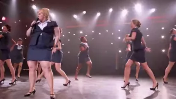 Falda azul marino usada por Fat Amy (Rebel Wilson) en Pitch Perfect