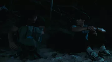 Zapatillas Vans Old Skool usadas por Rafael García (Zack Calderón) en The Wilds (S02E01)