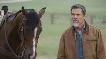 La chaqueta Brown Carhartt usada por Royal Abbott (Josh Brolin) en la serie Outer Range (Temporada 1 Episodio 6)