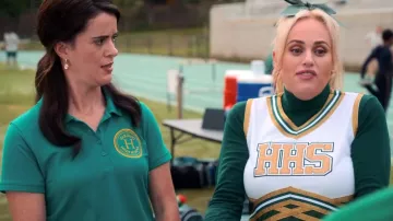 Disfraz de animadora verde de HHS usado por Stephanie Conway (Rebel Wilson) en la película Senior Year