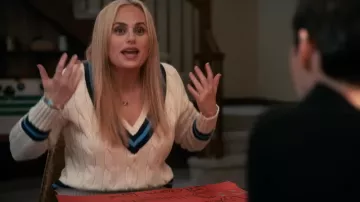 Jersey de punto de cable Merino Wool usado por Stephanie (Rebel Wilson) en la película Senior Year