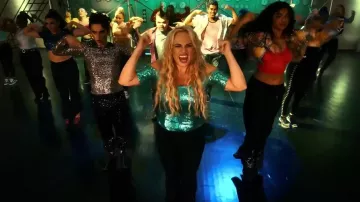 Crop top de lentejuelas verdes usado Stephanie (Rebel Wilson) en El último año