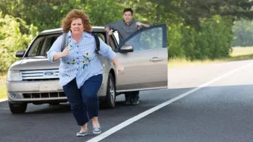 Camisa con estampado de flores de Gingham usada por Diana (Melissa McCarthy) en la película Identity Thief