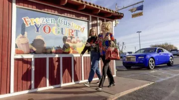 Vans Black sneakers worn by Ava (Hannah Einbinder) as seen in Hacks (S02E02)