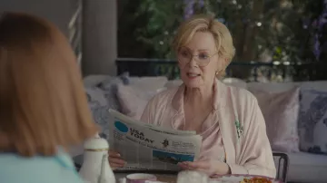 Olivia Von Halle Lila Swan Crane Printed Silk Pajama Set worn by Deborah Vance (Jean Smart) as seen in Hacks (S02E01)