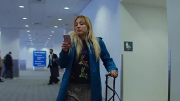 PS Paul Smith conejo intarsia jersey usado por Cassie Bowden (Kaley Cuoco) como se ve en los trajes de la serie de televisión The Flight Attendant (Temporada 2 Episodio 6)