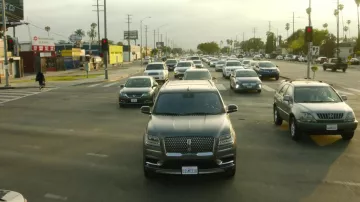 SUV Lincoln Navigator utilisé par Mickey Haller (Manuel Garcia-Rulfo) comme on le voit dans The Lincoln Lawyer (S01E02)