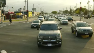 Lincoln Navigator SUV utilizado por Mickey Haller (Manuel García-Rulfo) como se ve en The Lincoln Lawyer (S01E02)