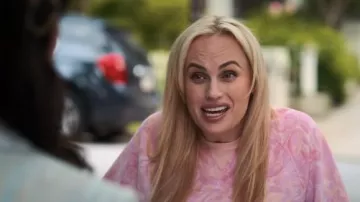 Abundan el suéter crewneck estampado rosa usado por Stephanie Conway (Rebel Wilson) en el último año