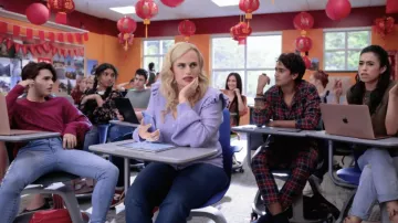 Generation Love Lilac Wool Cardigan usado por Stephanie Conway (Rebel Wilson) como se ve en la película Senior Year