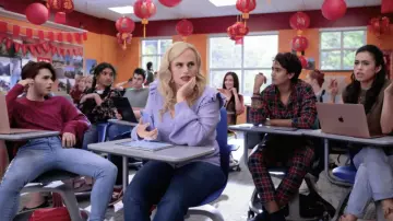 Generation Love Lilac Wool Cardigan usado por Stephanie Conway (Rebel Wilson) como se ve en la película Senior Year