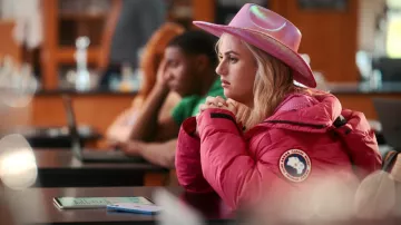 Sombrero rosa usado por Stephanie (Rebel Wilson) como se ve en la película Senior Year
