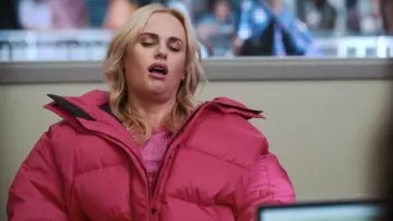 Canada Goose Pink Down Jacket usada por Stephanie Conway (Rebel Wilson) como se ve en la película Senior Year