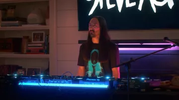 H&M T-shirt worn by Steve Aoki as seen in Senior Year movie outfits