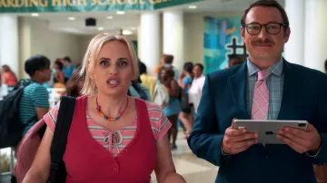 Collar de perlas multicolor usado por Stephanie (Rebel Wilson) como se ve en la película Senior Year