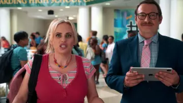 Collar de perlas multicolor usado por Stephanie (Rebel Wilson) como se ve en la película Senior Year