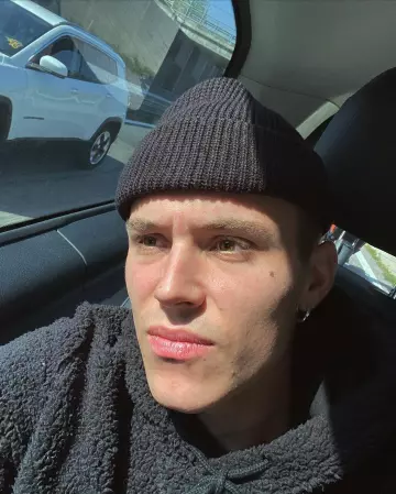 The Creole earring worn by Arón Piper on his Instagram account @aron.piper