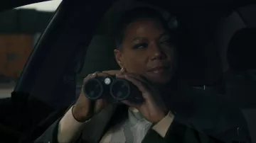 Jumelle Sig Sauer utilisée par Robyn McCall (Queen Latifah) vue dans la série télévisée The Equalizer (saison 2 épisode 18)